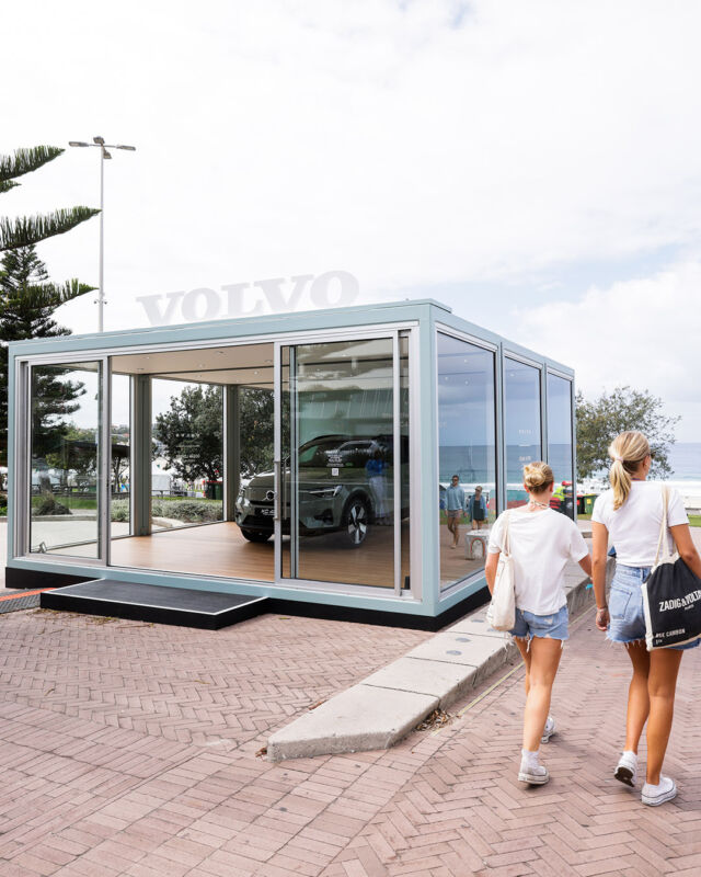 It was fantastic to be back at the @oceanloversfestival with @graffitigroup and @volvocarau showcasing the new Volvo XC40 Pure Electric at Bondi Beach, Sydney. Three modular cubes customised to suit the brand experience.
#VolvoOceanLoversFestival #Sustainability #ModularStructures