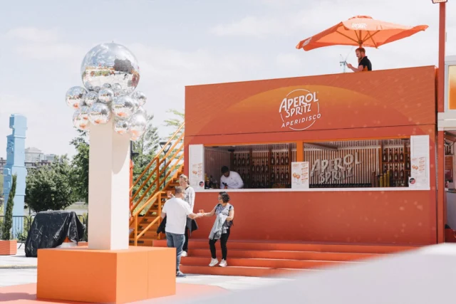 Take a look at the adaptability of SPACECUBE’s modular servery cubes - fully integrated kitchens, custom servery windows, and versatile options like clear in-track pull down blinds or awnings. Completely customisable to suit your brand or event and designed for flexibility on-site, with the ability to be relocated and reused.
#ServeryCubes #SpacecubeBuildSystem #ModularSolutions