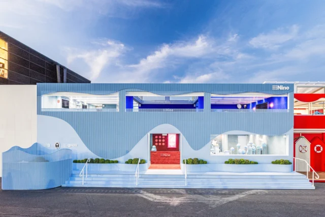 On the front row of the Birdcage at the Melbourne Cup Carnival, you'll find the return of Channel 9's beautiful hospitality experience. This modular structure built using the SPACECUBE Build System , features our Clearspan ceiling to open the space and provide more natural light. The detailing and finish was done by Ed Studios and personalised to reflect the brand. This is a stunning example of how each SPACECUBE structure can be so different, through creative fit out customisation 💙 @flemingtonvrc 
#MelbCupCarnival #LoveCupWeek #ModularStructures #NotOrdinary