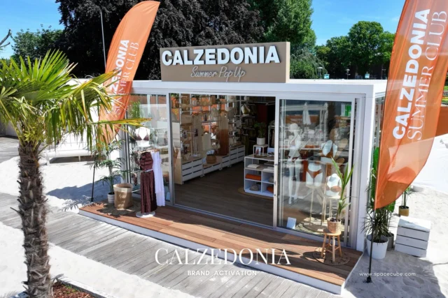 Things heated up in Germany this Summer with @calzedonia at the KM 689 Cologne Beach Club. This Summer Club was opened by Heidi Klum, bringing amazing beach vibes to the heart of Cologne. 

SPACECUBE’s European partner @theinsidestands used three cubes with integrated LED lights, air conditioning and a custom made terrace to create this incredible set up, which was on location for several weeks - incredible work from everyone involved!
#Calzedonia #SummerClub #BrandActivation #Retail