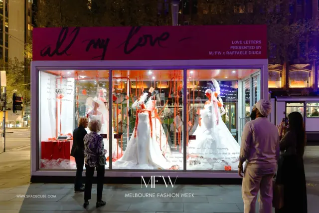 M/FW starts in a couple of weeks but you may have already seen some of their flagship activations popping up around Melbourne city. 

SPACECUBE is thrilled to be housing the stunning fashion pieces inside Capsule 1 & 2. Featured here is Capsule 2: Love Letters at Melbourne Town Hall Forecourt, resented by @raffaeleciucabridal 

Look out for the capsules on your next visit to the city from now until October 25th thanks to @melbfashionweek @cityofmelbourne @mdmedia._ 

#MFW #MelbourneFashionWeek #Exhibitions #ModularCapsules